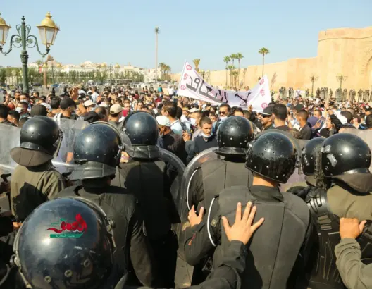 “المتعاقدون” يخترقون الطوق الأمني بالرباط ويصلون لمقري البرلمان ووزارة التعليم (فيديوهات)