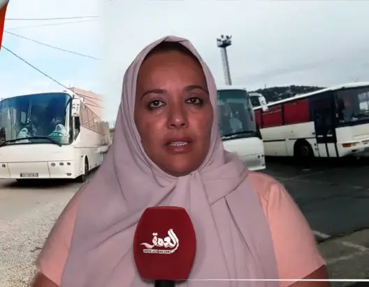 في مبادرة إنسانية فريدة.. مهاجرة مغربية توفر 3 حافلات لأبناء قريتها بسيدي إفني (فيديو)