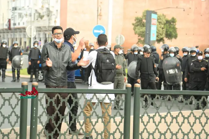 نقابة تعليمية تدين “خنق الحريات” وتطالب بإسقاط متابعة أساتذة “التعاقد”