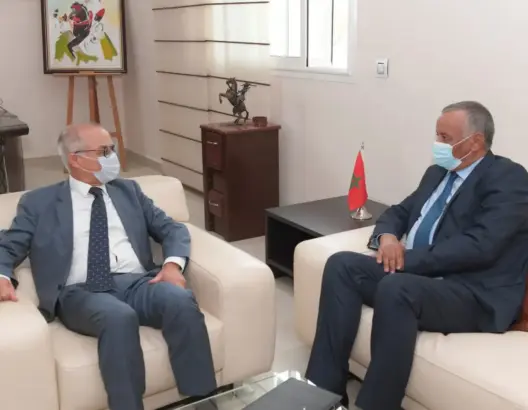 أكبر تجمع للآباء يرفض الحوار مع “المتعاقدين” ويشترط مسك النقط والعودة إلى الأقسام