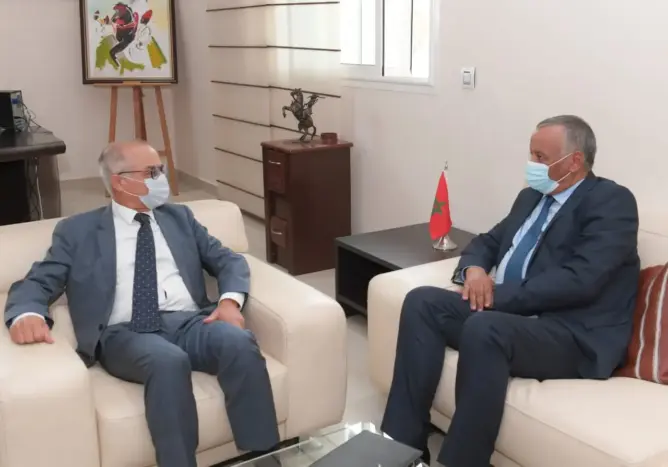 أكبر تجمع للآباء يرفض الحوار مع “المتعاقدين” ويشترط مسك النقط والعودة إلى الأقسام