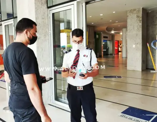 ارتفاع إصابات كورونا يدفع السلطات لتشديد مراقبة جواز التلقيح بالمحلات والمتاجر الكبرى