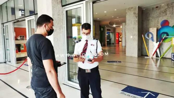 ارتفاع إصابات كورونا يدفع السلطات لتشديد مراقبة جواز التلقيح بالمحلات والمتاجر الكبرى