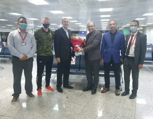 سفير المغرب بتونس يستقبل بعثة الجيش الملكي بمطار قرطاج قبل سفرها للجزائر