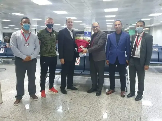 سفير المغرب بتونس يستقبل بعثة الجيش الملكي بمطار قرطاج قبل سفرها للجزائر