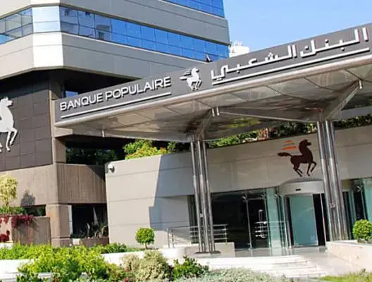 مسؤول في البنك الشعبي يحتجز صحافيا داخل وكالة بنكية بالرباط