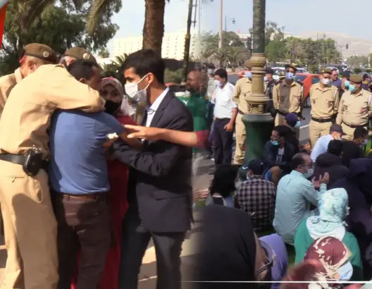 أمن أكادير يفض وقفة رافضين لجواز التلقيح