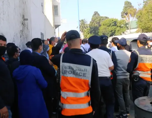 شاهد لحظة تفريق قوات الأمن لوقفة احتجاجية ضد “جواز التلقيح” بالدار البيضاء (فيديو)