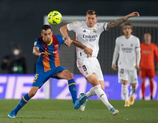 ريال مدريد يهزم برشلونة ويتصدر ترتيب الدوري الإسباني