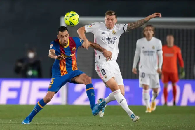 ريال مدريد يهزم برشلونة ويتصدر ترتيب الدوري الإسباني