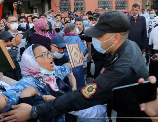 تدخلات أمنية واعتقالات بحق رافضي “جواز التلقيح” بعدة مدن.. والمتظاهرون: “باراكا من الحگرة” (فيديوهات)
