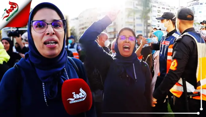 سلطات طنجة تتدخل بالقوة لمنع احتجاجات رافضة لـ”جواز التلقيح”.. ومتظاهرون يستنكرون (فيديو)