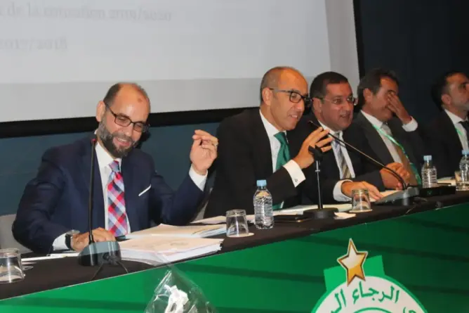 منخرطو الرجاء يهاجمون المكتب المديري ويستعرضون “هفواته” ويتوعدون الرئيس