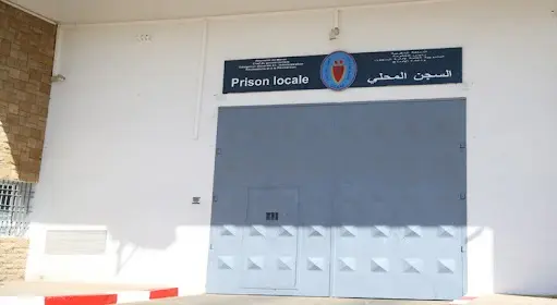 نقل معتقل بسجن الناظور إلى زنزانة انفرادية بعد رفضه التلقيح.. والإدارة توضح