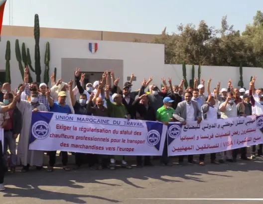 توعدوا بالتصعيد.. السائقون الدوليون المغاربة يحتجون أمام قنصلتي فرنسا وإسبانيا بأكادير (فيديو)