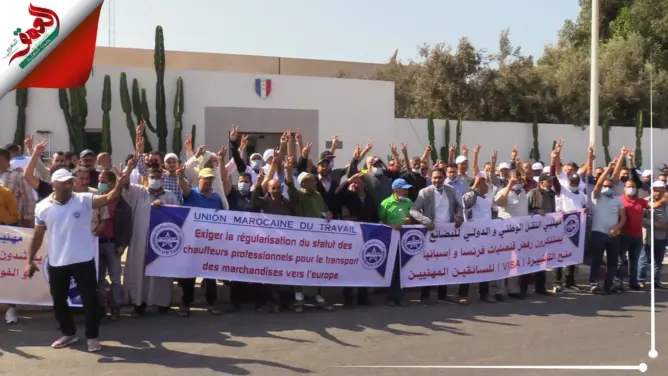 توعدوا بالتصعيد.. السائقون الدوليون المغاربة يحتجون أمام قنصلتي فرنسا وإسبانيا بأكادير (فيديو)