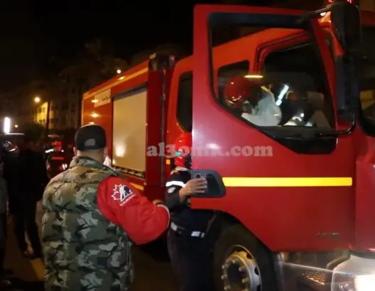 حريق سوق “القريعة”.. النيران التهمت 20 محلا وأصابت عنصرين من رجال الإطفاء