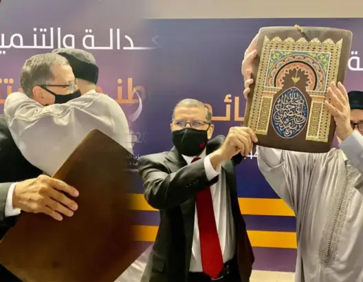 لحظة وصول بنكيران إلى المؤتمر… هكذا استقبله اخوانه والعثماني يهديه لوحة دينية