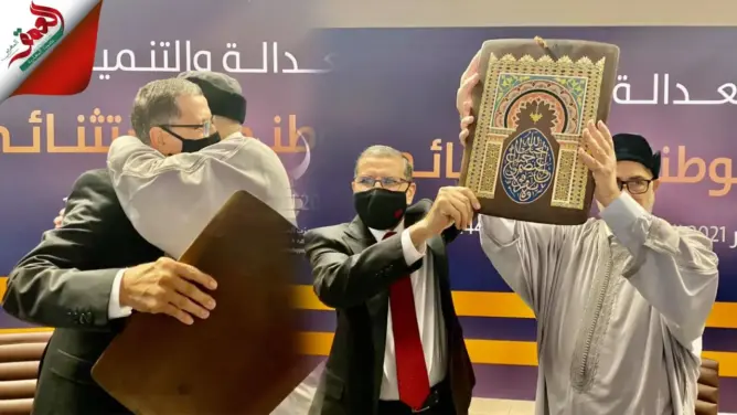 لحظة وصول بنكيران إلى المؤتمر… هكذا استقبله اخوانه والعثماني يهديه لوحة دينية