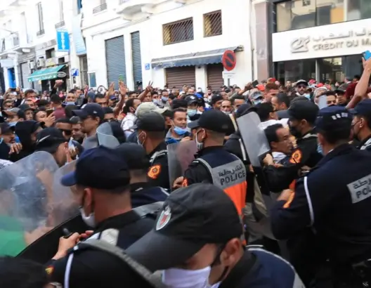 تتزعمها منيب.. مئات البيضاويين يتظاهرون رفضا لإجبارية “جواز التلقيح” (فيديو+ صور)