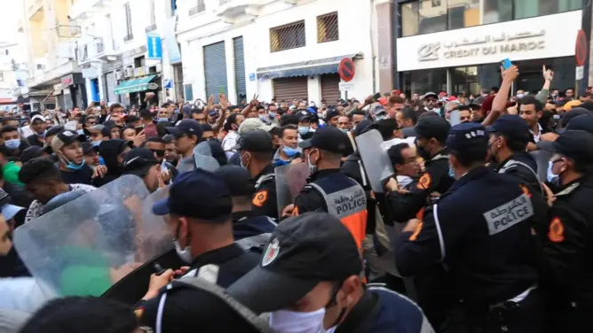 تتزعمها منيب.. مئات البيضاويين يتظاهرون رفضا لإجبارية “جواز التلقيح” (فيديو+ صور)