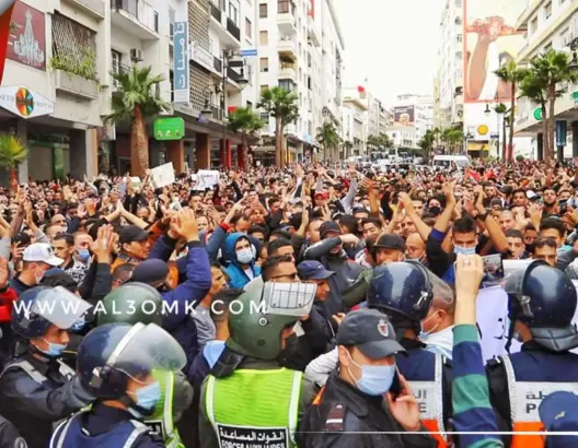 المئات يحتجون بشوارع طنجة رفضا لجواز التلقيح وغلاء الأسعار (صوروفيديو)