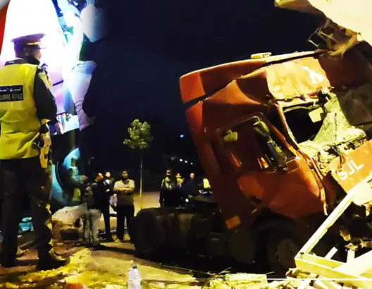 شاحنة تصطدم بإقامة سكينة بطنجة وتخلف انهيارا جزئيا للبناية وهلعا بين السكان (فيديو)
