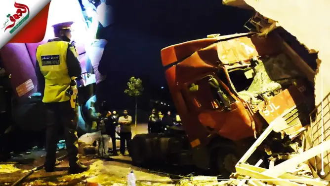 شاحنة تصطدم بإقامة سكينة بطنجة وتخلف انهيارا جزئيا للبناية وهلعا بين السكان (فيديو)