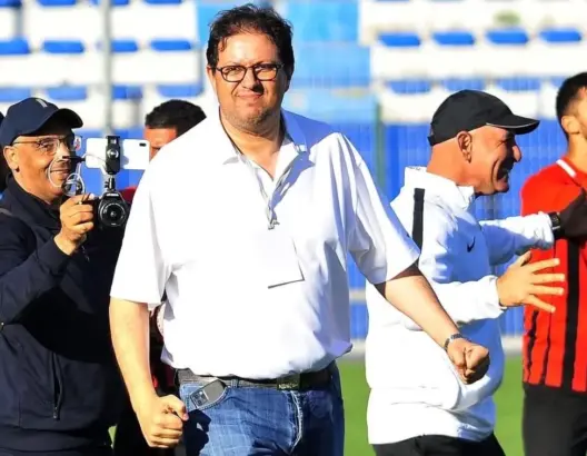 رئيس المجلس البلدي للمحمدية هشام أيت منا ينتحل صفة صحافي لدخول “دونور”