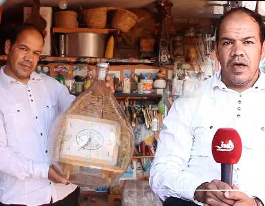 عمر.. فنان مراكشي يُدخل المتلاشيات من “عنق الزجاجة” لتضحى مخزونا للإبداع (فيديو)