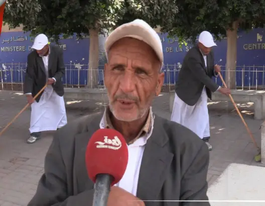 سبعيني يقطع كيلومترات لتنظيف جنبات مستشفى أكادير من القمامة (فيديو)
