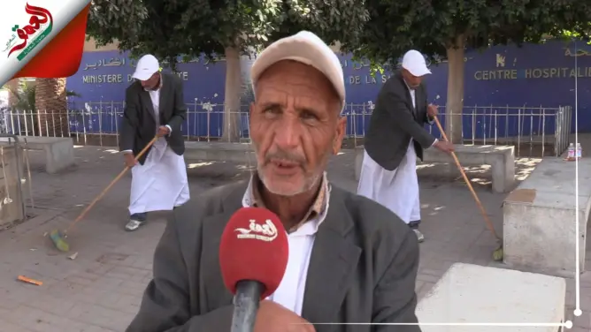 سبعيني يقطع كيلومترات لتنظيف جنبات مستشفى أكادير من القمامة (فيديو)