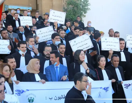 المحامون الشباب يتظاهرون بالبيضاء للمطالبة بمحاربة “الفساد” بقطاع العدل (فيديو)