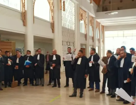 الحكومة تعتمد مشروع قانون المحاماة وسط غليان وتصعيد مهني لـ”أصحاب البدلة السوداء”
