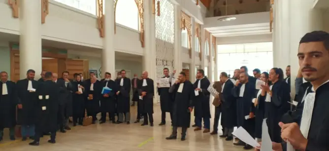 الحكومة تعتمد مشروع قانون المحاماة وسط غليان وتصعيد مهني لـ”أصحاب البدلة السوداء”