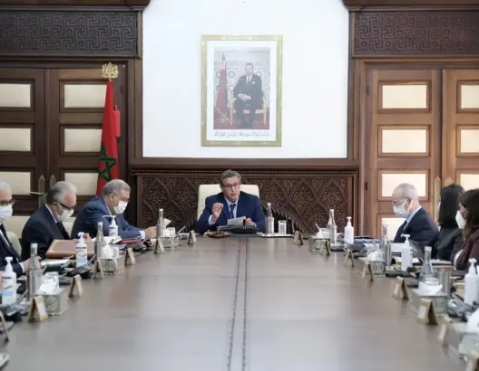 أخنوش يدعو وزراءه لتنزيل تدابير التخفيف من آثار ارتفاع الأسعار وندرة المواد الأولية على المقاولات
