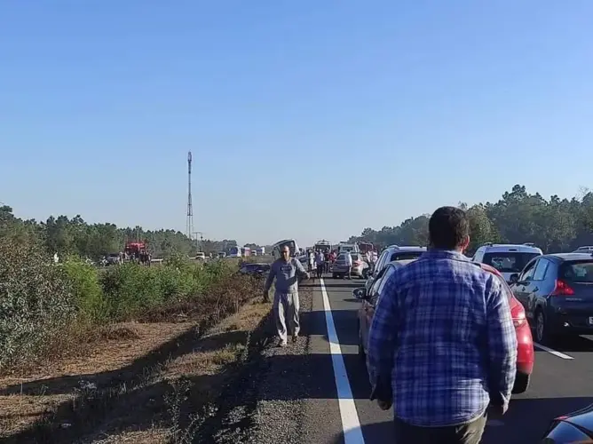 حادث تصادم بين أزيد من 25 سيارة يشل حركة السير بين الرباط والقنيطرة (صور)