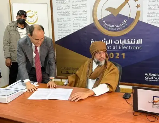 نجل القذافي “سيف الإسلام” يتقدم بأوراق ترشحه للانتخابات الرئاسية بليبيا