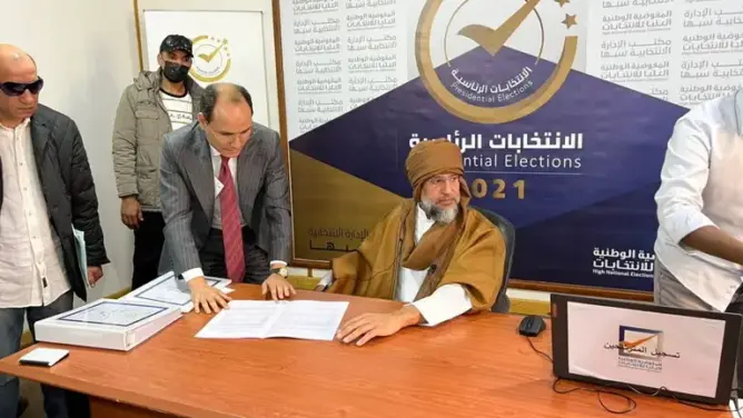 نجل القذافي “سيف الإسلام” يتقدم بأوراق ترشحه للانتخابات الرئاسية بليبيا