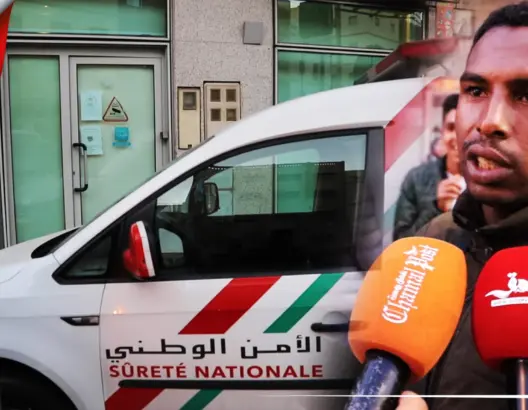 ثلاثيني يقتحم وكالة بنكية بالسلاح الأبيض.. وشهود عيان يروون التفاصيل (فيديو)
