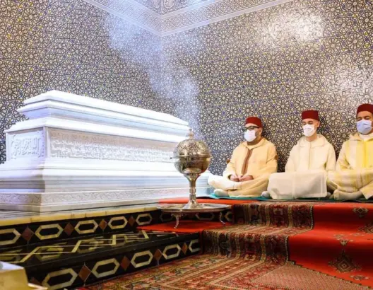 الملك محمد السادس يحيي ذكرى وفاة والده الملك الراحل الحسن الثاني