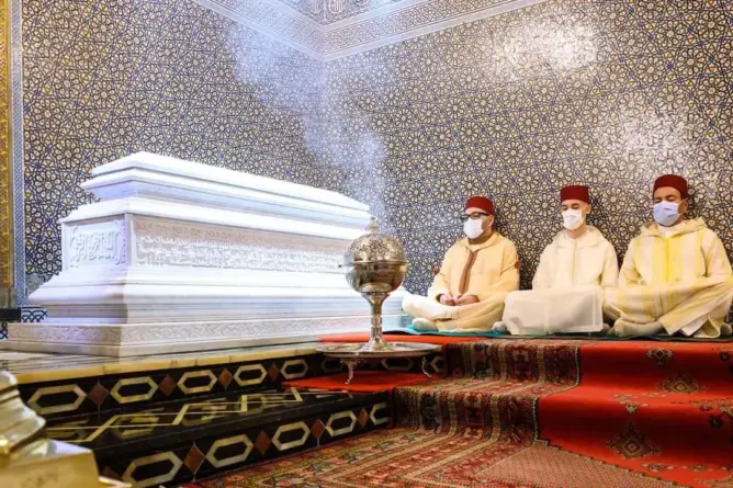 الملك محمد السادس يحيي ذكرى وفاة والده الملك الراحل الحسن الثاني