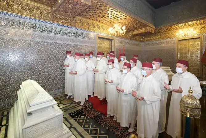 أخنوش يقود وزراء حكومته لزيارة ضريح محمد الخامس في ذكرى وفاة الحسن الثاني (صور)