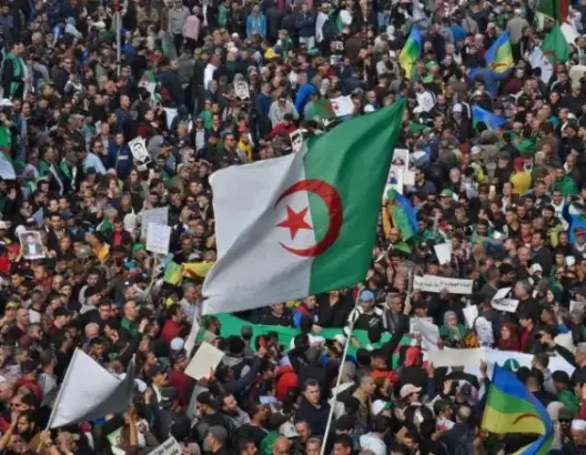 الجزائر تعتقل 23 ناشطا وصحفيا بسبب حملة “مانيش راضي”