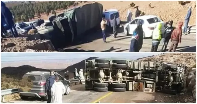 معاناة لا تنتهي.. انقلاب شاحنة يقطع طريق “تيزي نتلغمت” بين الرشيدية وميدلت