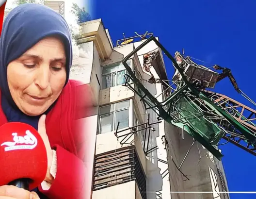 سقوط رافعة ضخمة على عمارة سكنية بطنجة.. وأسرة تنجو بأعجوبة (فيديو)