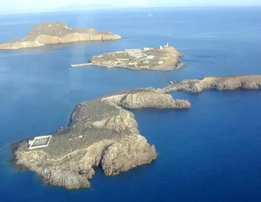 أزمة جديدة بين الرباط ومدريد.. إسبانيا تحتج على إقامة المغرب مزرعة للأسماك قرب الجزر الجعفرية