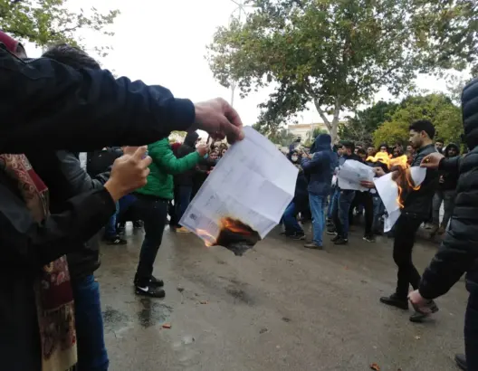 الاحتجاجات تتواصل بفاس.. ومجازون يحرقون نسخا من شهاداتهم الجامعية (صور)