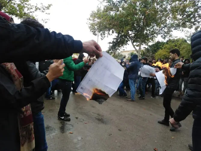الاحتجاجات تتواصل بفاس.. ومجازون يحرقون نسخا من شهاداتهم الجامعية (صور)