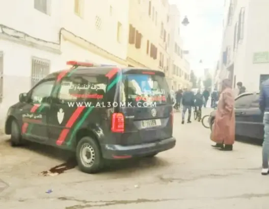 شابان يعتديان على رجُلي أمن لتخليص صديقهما من قبضتهما